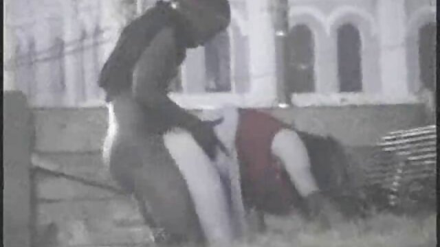 मास्क में मास्टर ने एक बंधे हुए गोरा के कोमल वीडियो में सेक्सी पिक्चर मूवी गांड में जमकर चुदाई की